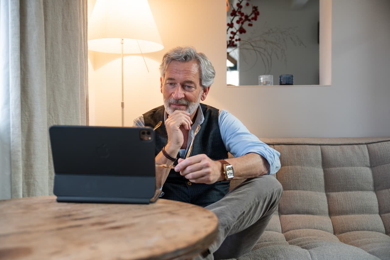 Man front, kijkt naar scherm iPad.
