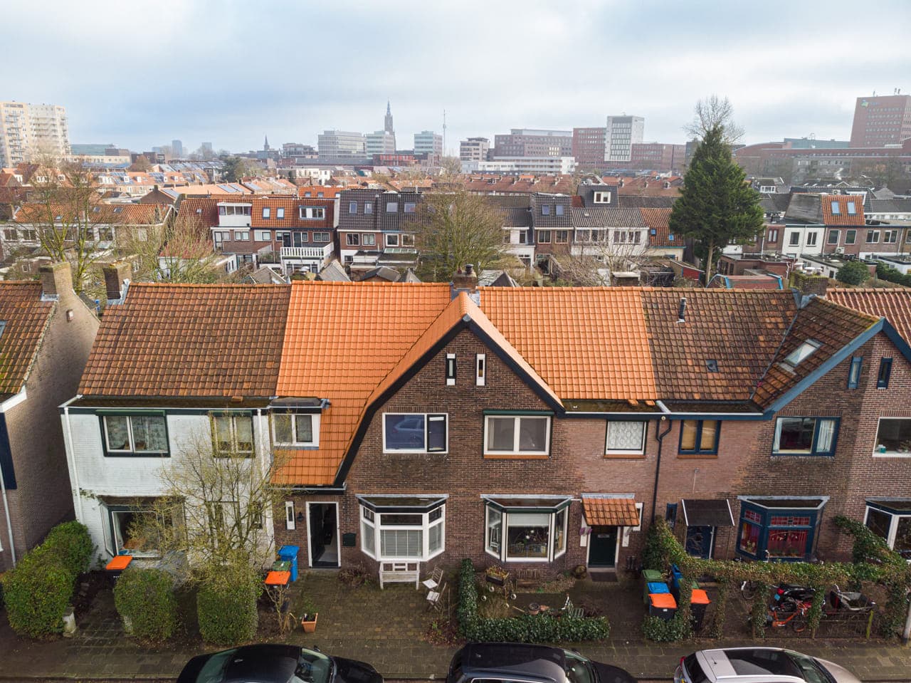 Huis voorkant van boven, met drone.