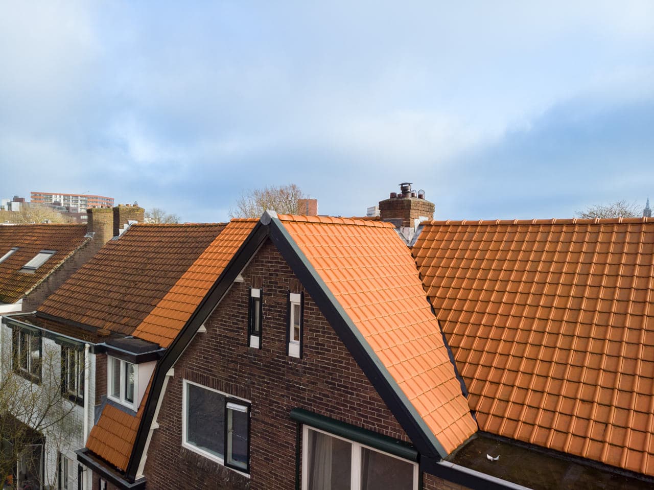 Van boven met drone, veel dak, wel nieuw dak.