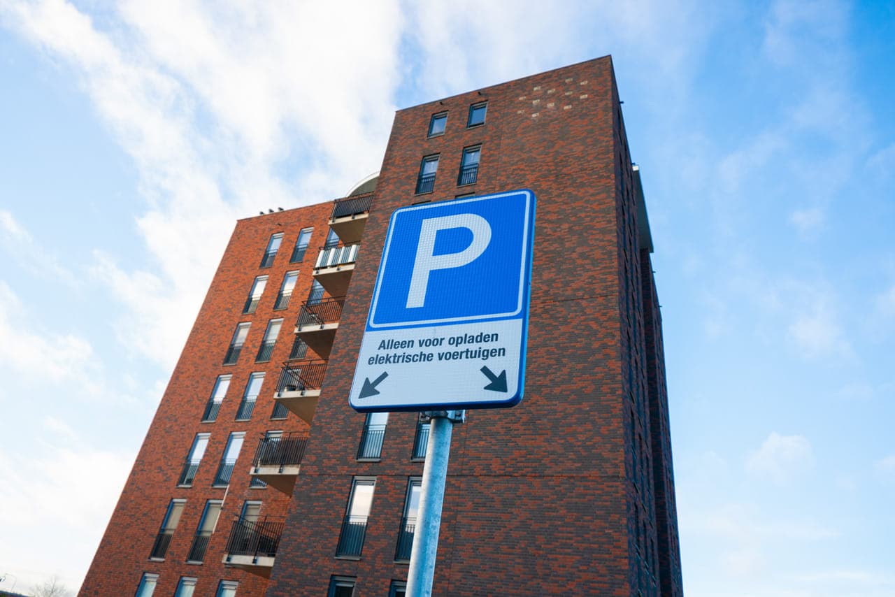 Parkeer elektrisch van onder.