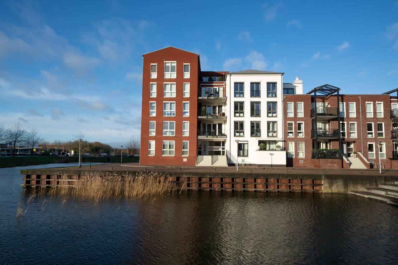 Vooraangezicht panden, water op voorgrond.