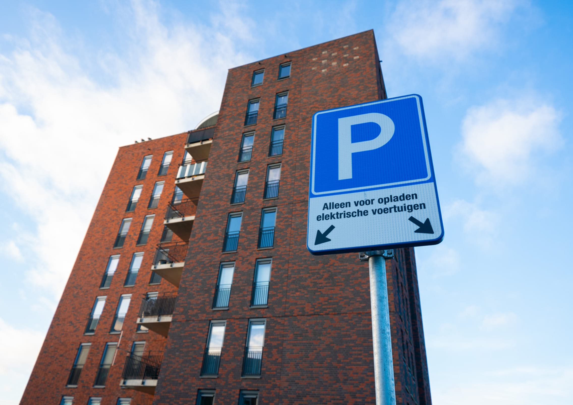 Parkeer elektrisch, van onder.