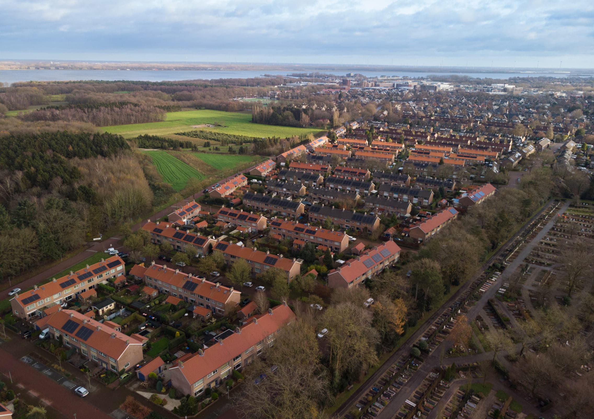 Drone, woonwijk, overzicht, veel omgeving.