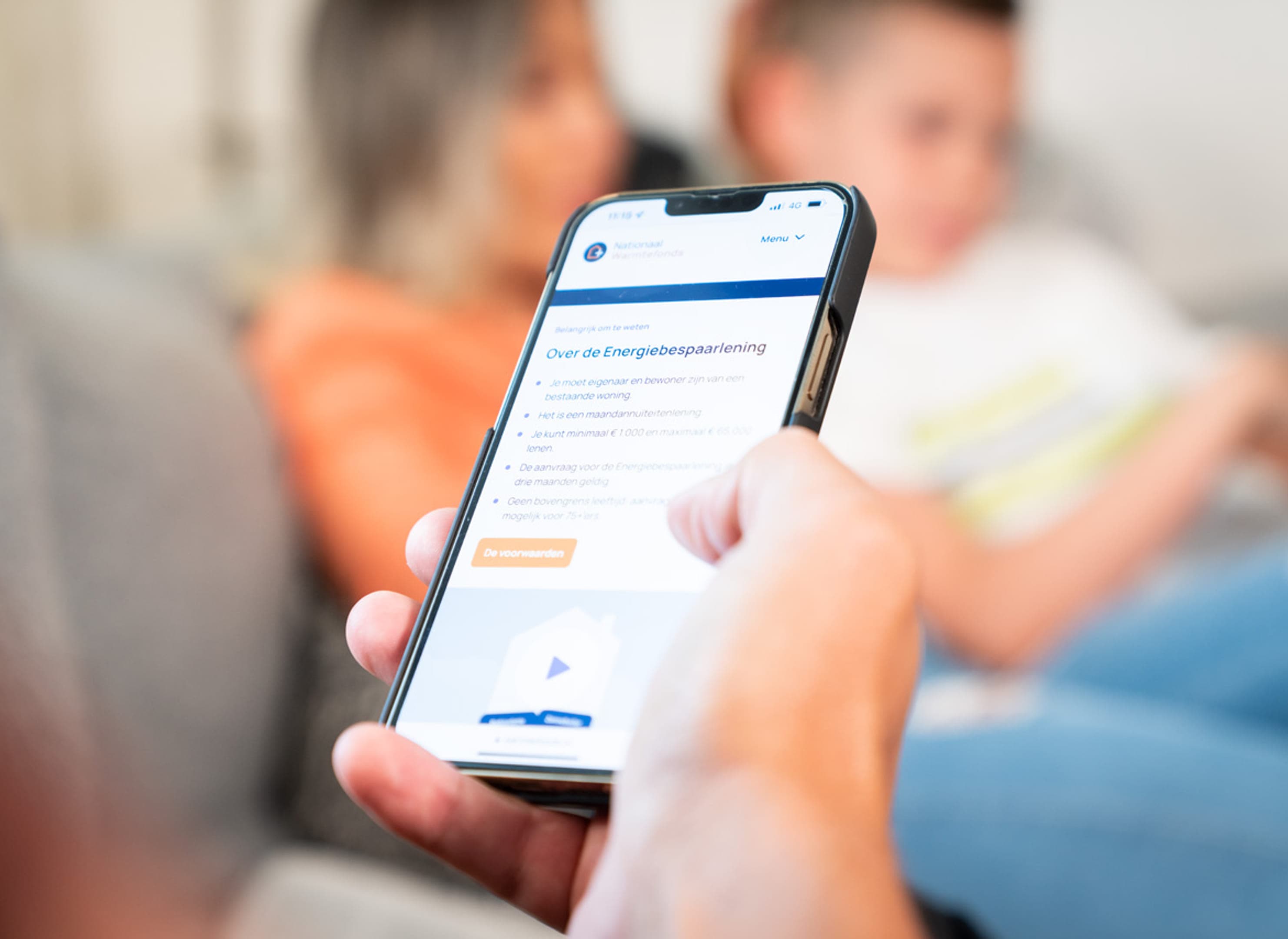 Close up van een hand met een smartphonescherm. Op het scherm informatie over de Energiebespaarlening