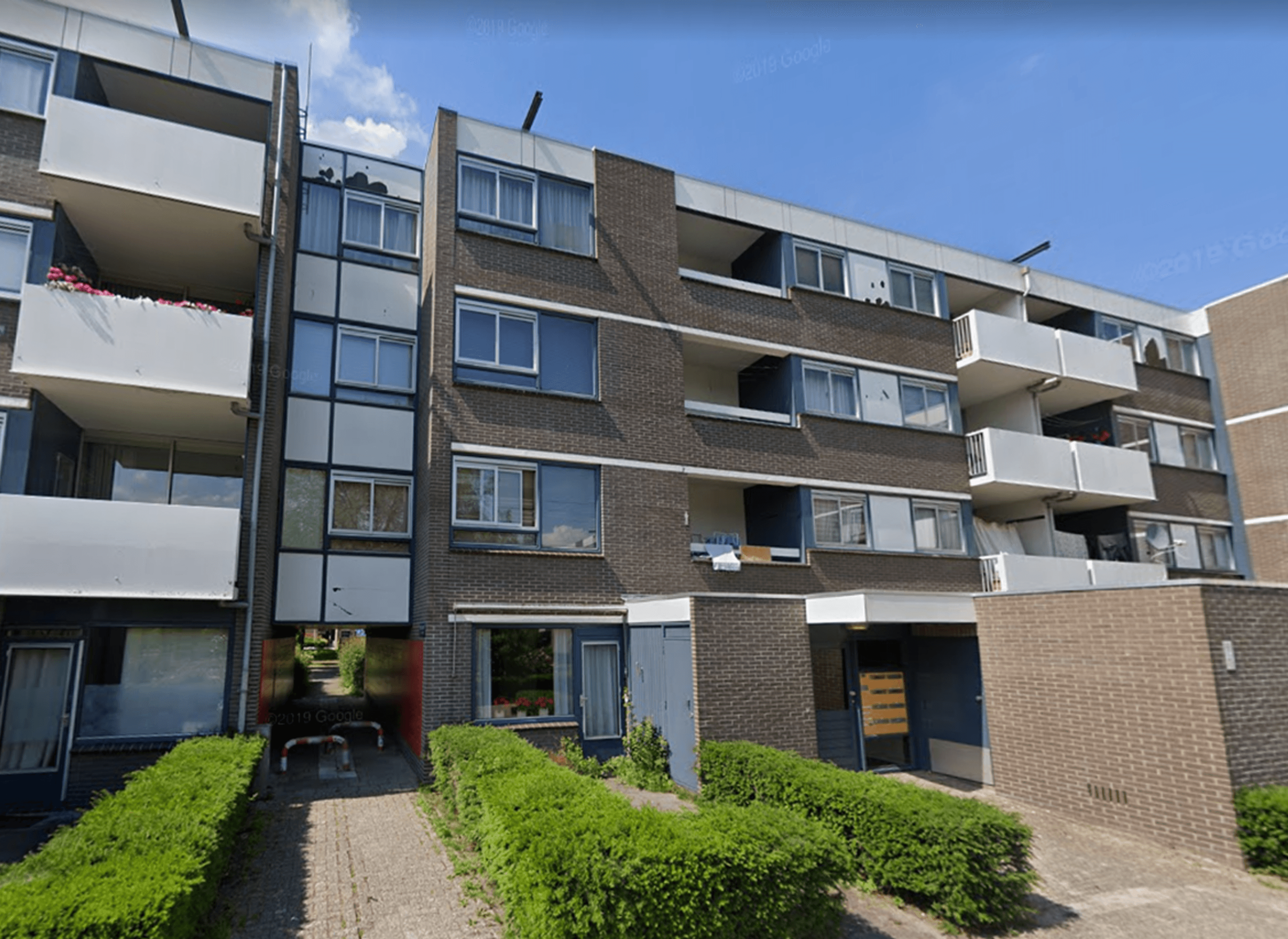Foto van een kleinschalig appartementencomplex met balkons