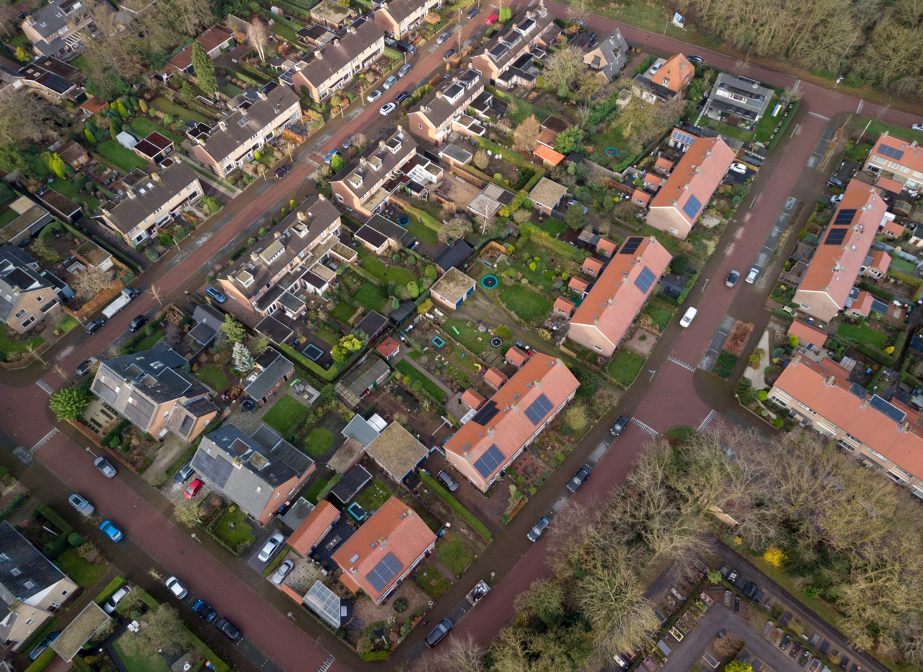 Dronefoto van woonwijk met verschillende soorten huizen.