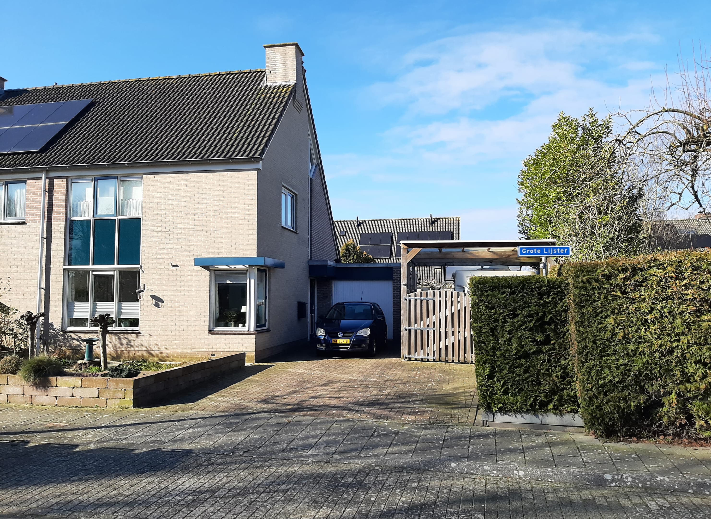 Moderne twee onder een kapwoning aan de Grote Lijster, met carport voor de auto.