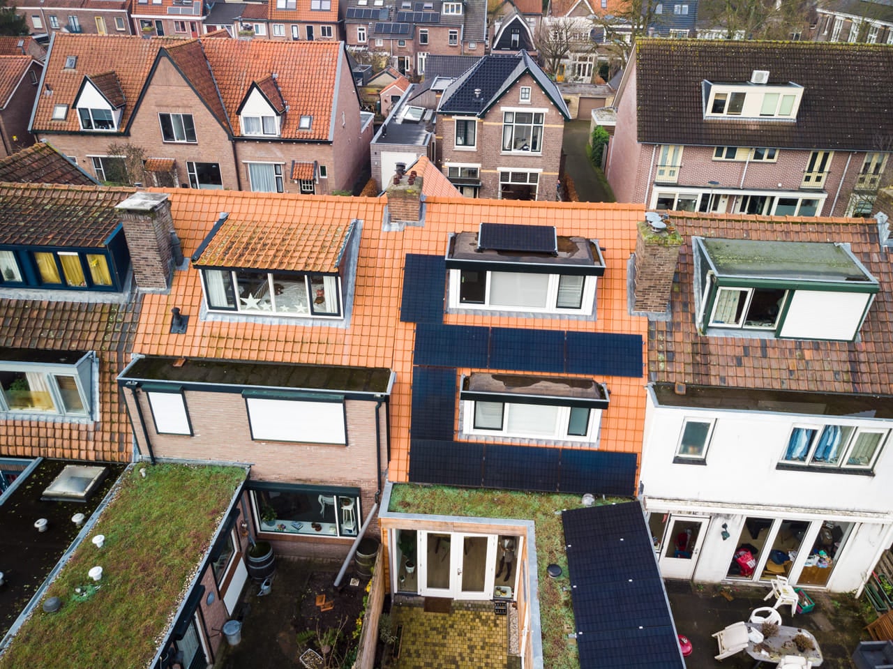 Panelen op dakkapel, foto van boven