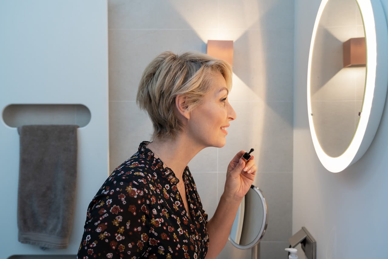 Vrouw maakt zich op, mooie radiator in beeld.