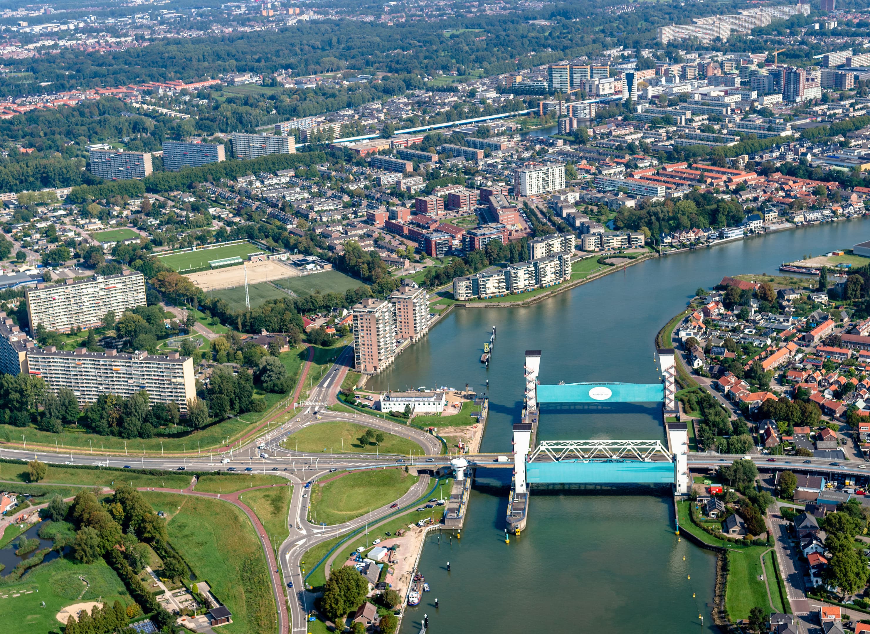 Luchtfoto van Capelle aan den IJssel, met de IJssel centraal.