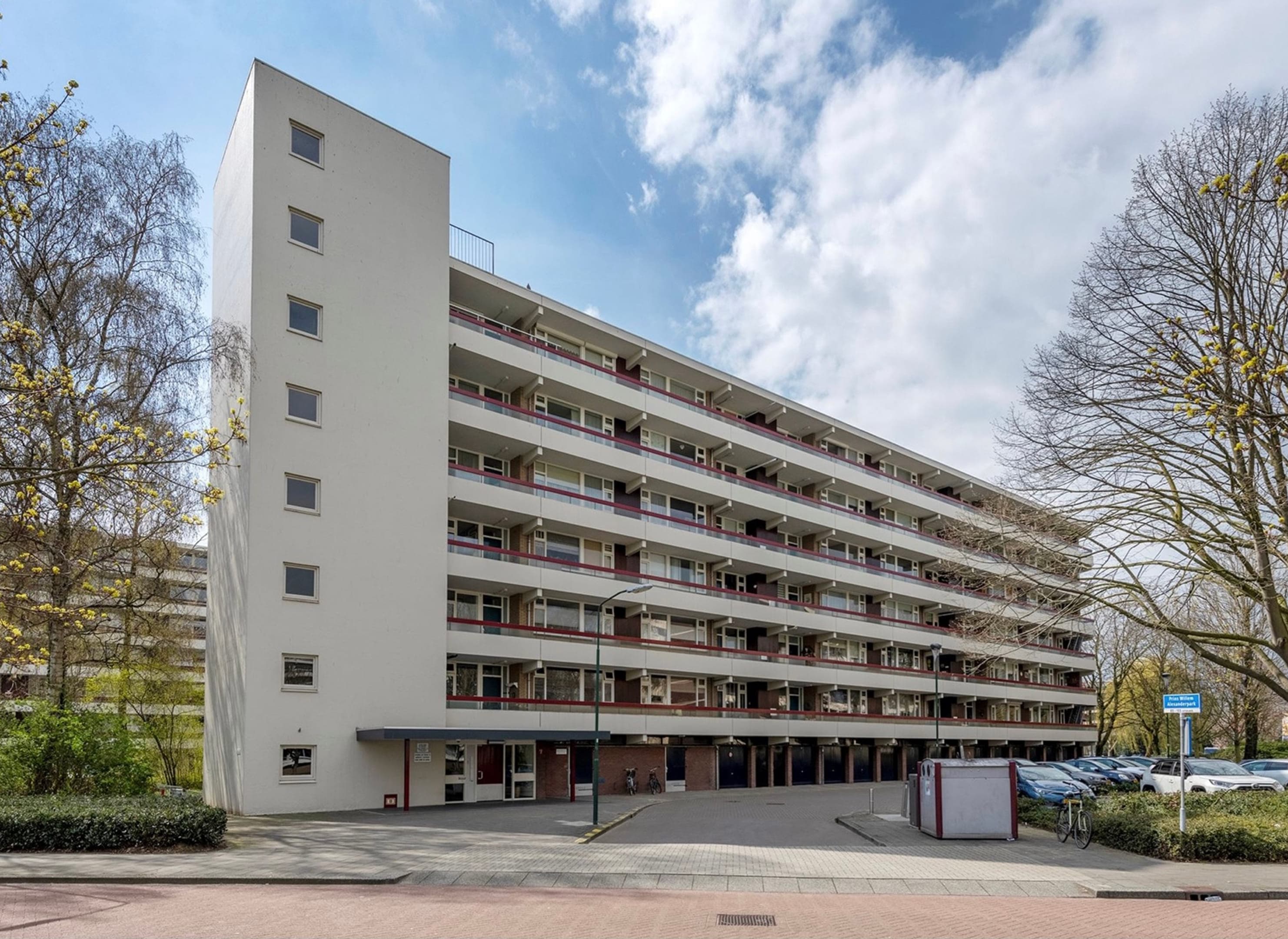 Moderne, witte galerijflat.