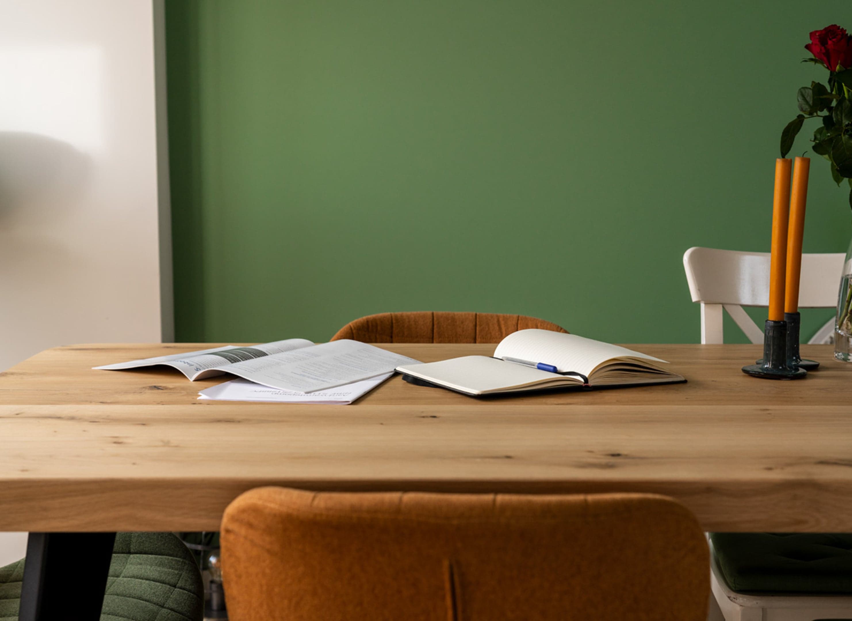 Keukentafel zonder vrouw, notitieblok en folders/manuals.