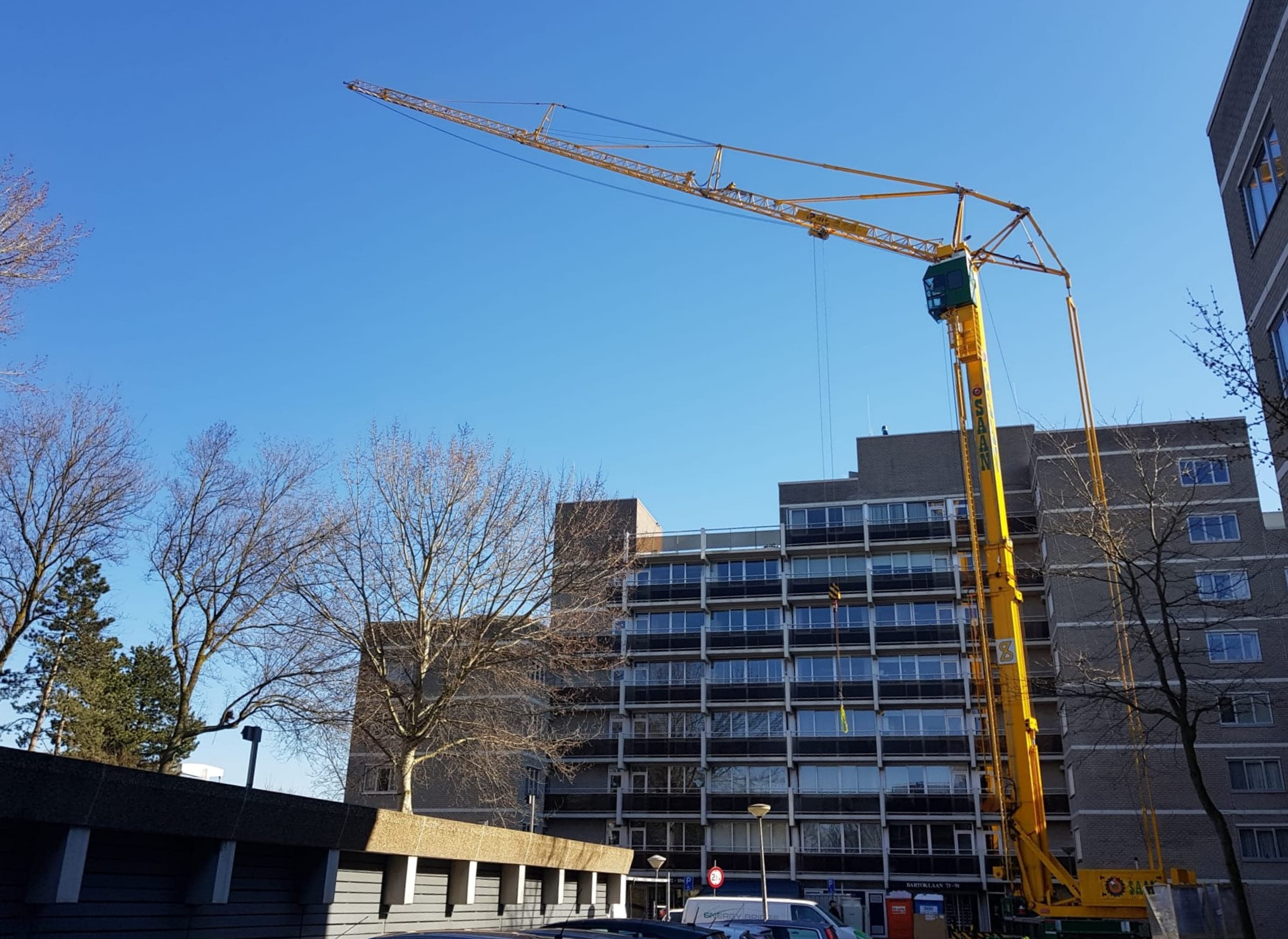Hijskraan voor flatgebouw