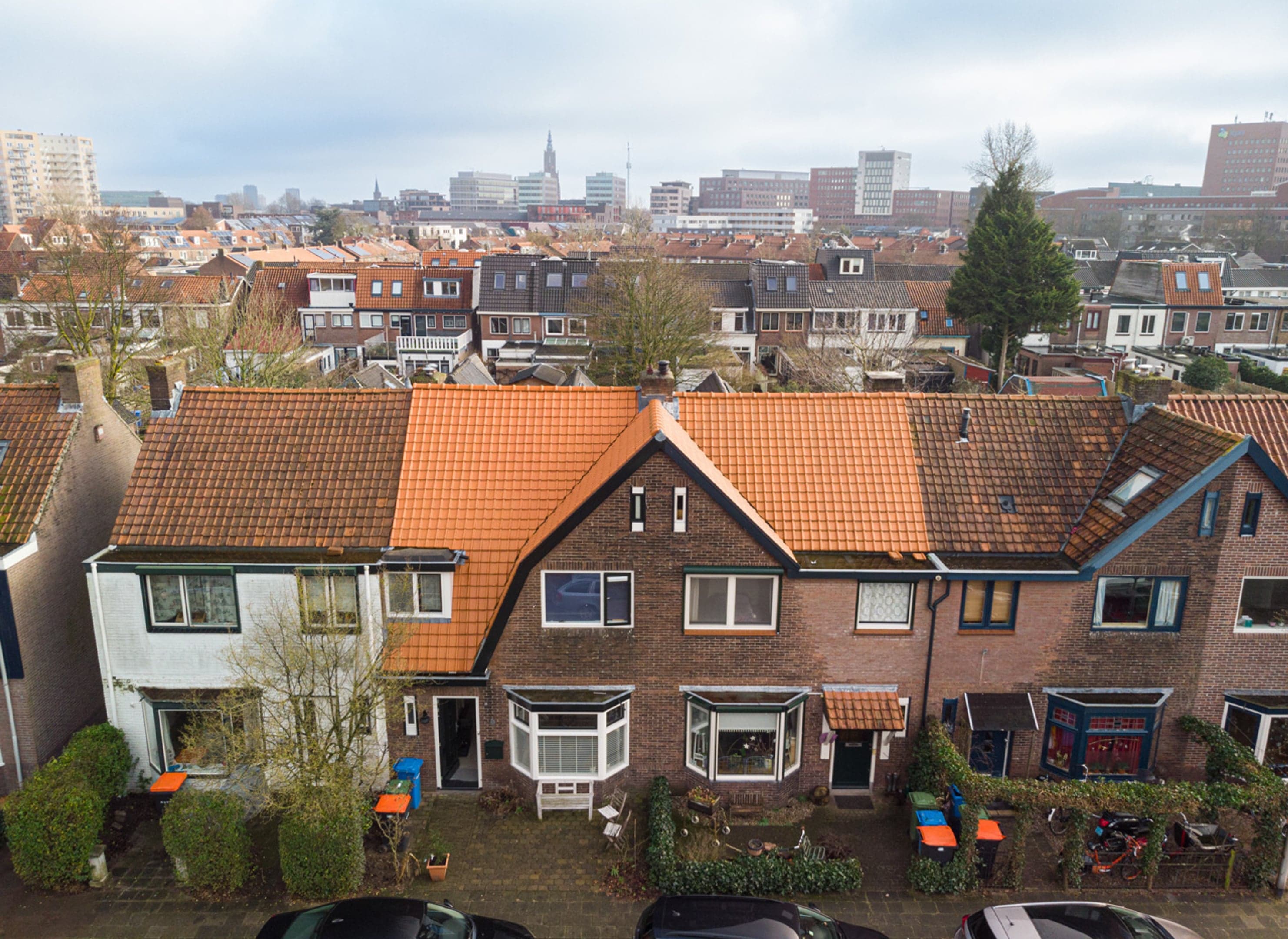 Huis voorkant van boven, met drone.