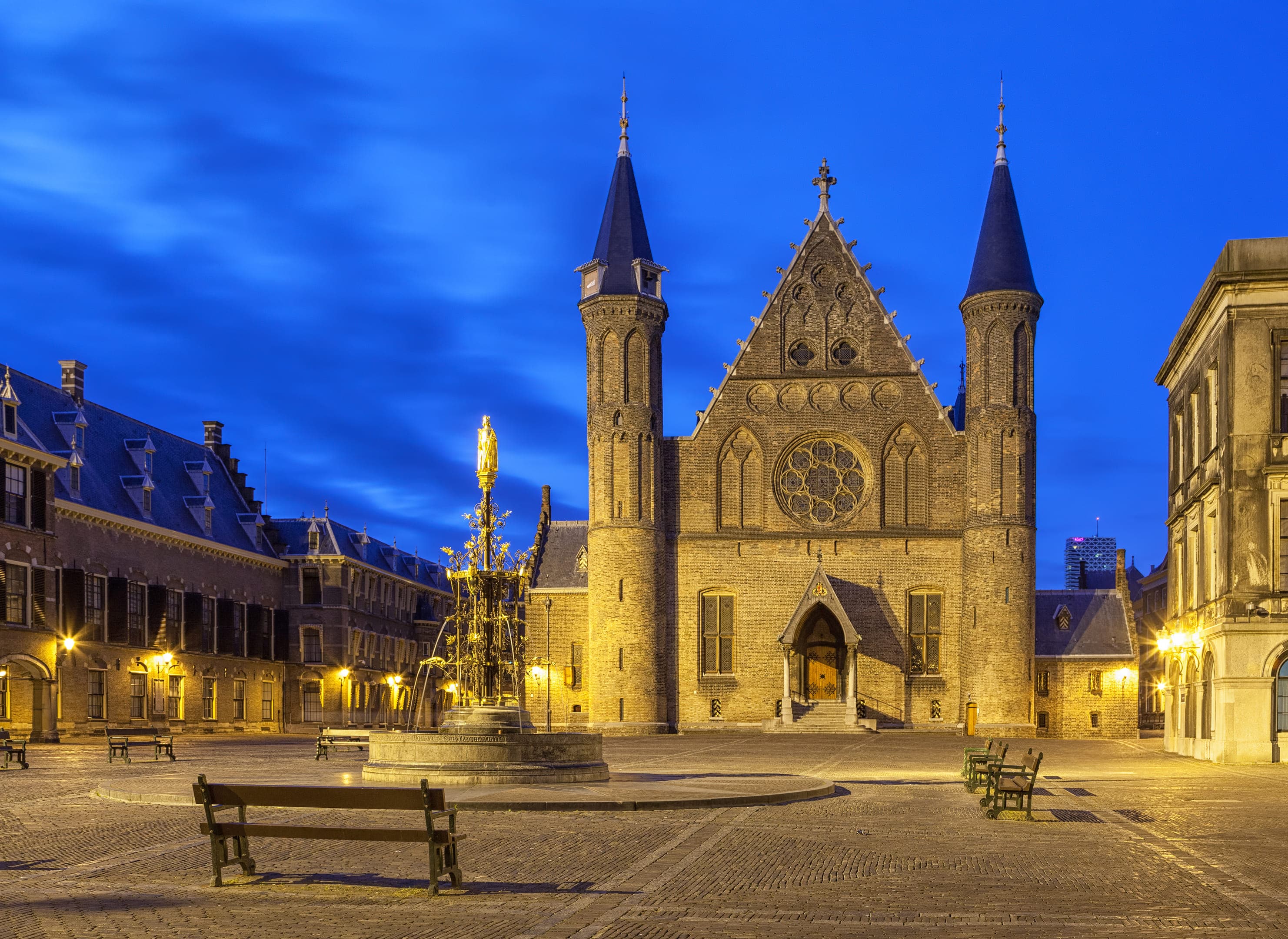 Foto van het verlichte Binnenhof in Den Haag