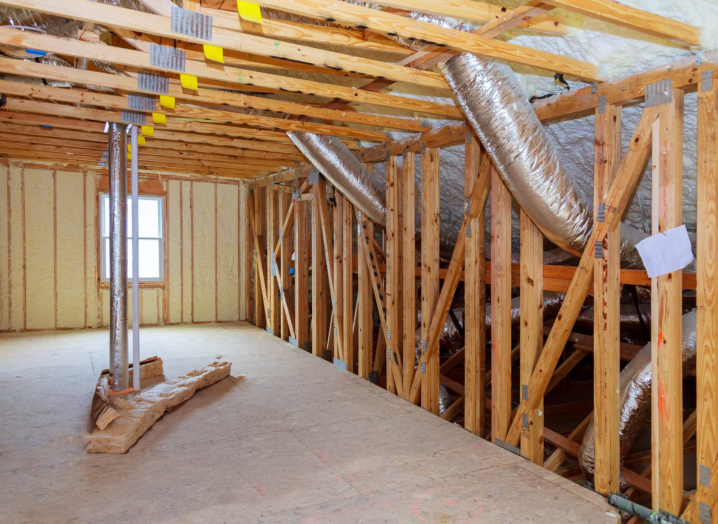 Huis dat geisoleerd wordt aan de binnenkant, we zien de houten rasters en isolatiemateriaal ertussen