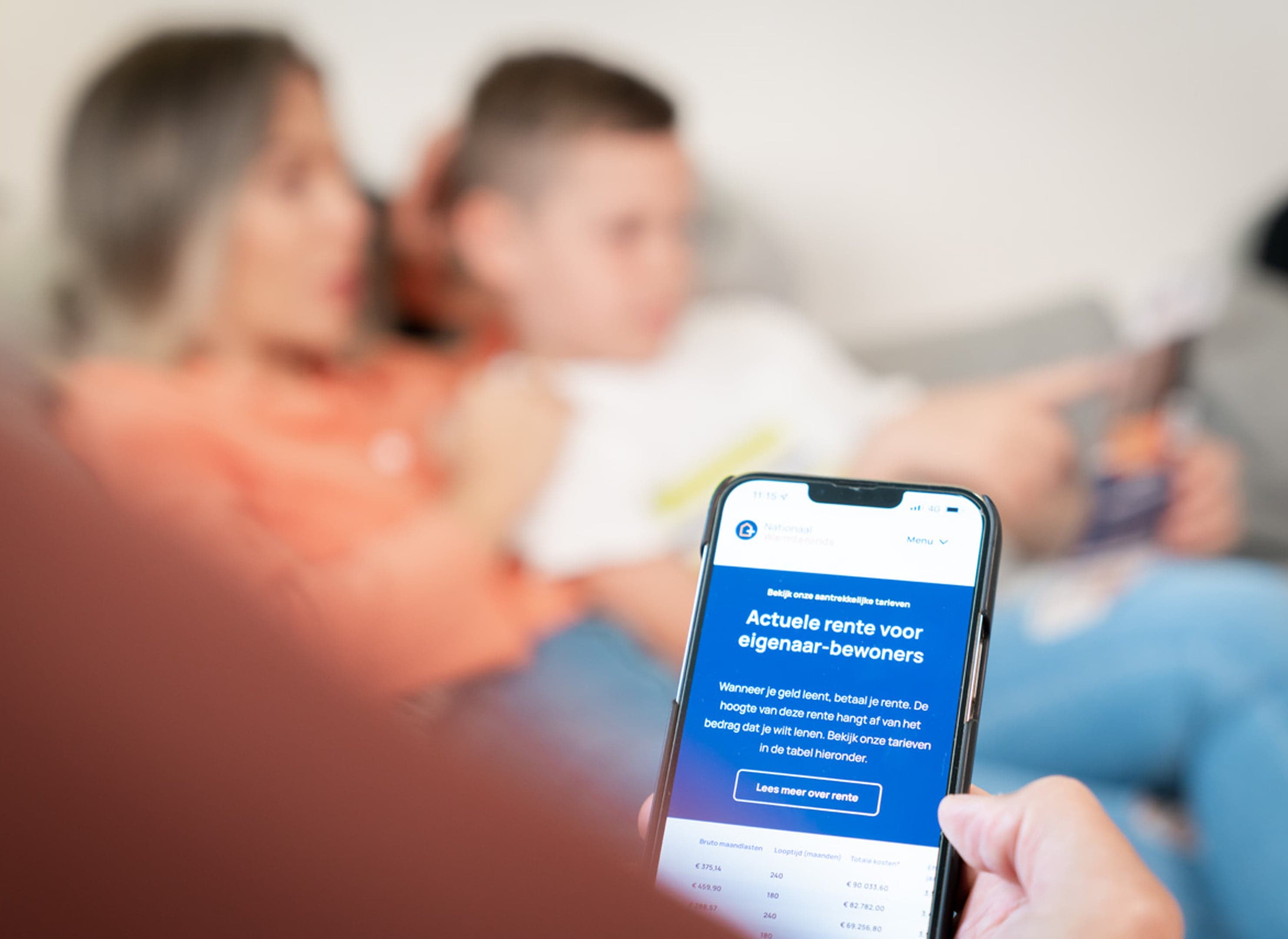 Close up van een smartphone met daarop de actuele rentes op de website van Nationaal Warmtefonds